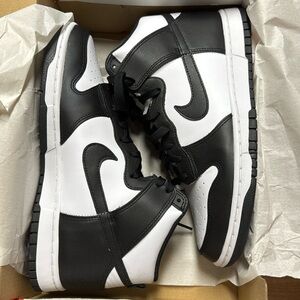 Nike Dunk Hi Retro 10.5. Never worn, perfect condition.